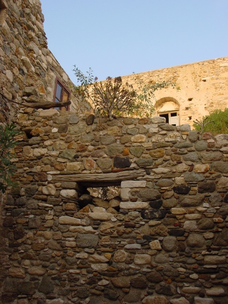 Naxos Altstadt Naxos Hausruine.JPG -                                